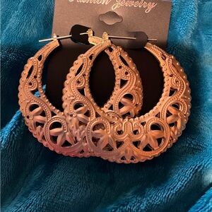 Elegant NEW VINTAGE GOLD TONE XLARGE ANTIQUE CARVING HALLOW HOOP EARRINGS 3”x3”